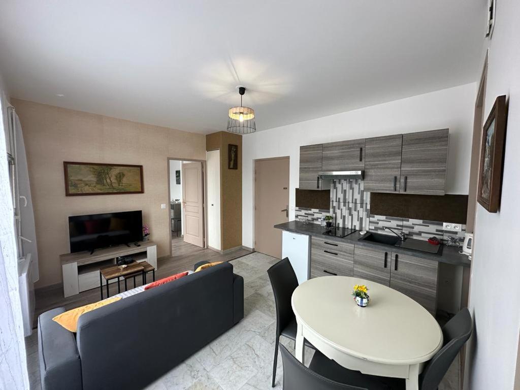 Spacious Flat Close To The Railway Station Troyes Zimmer foto
